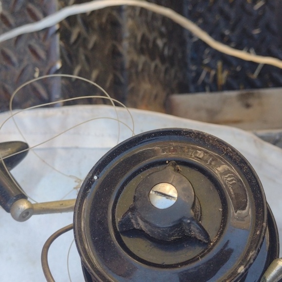 Garcia Mitchell 302 Salt Water Fishing Reel - Picture 2 of 4